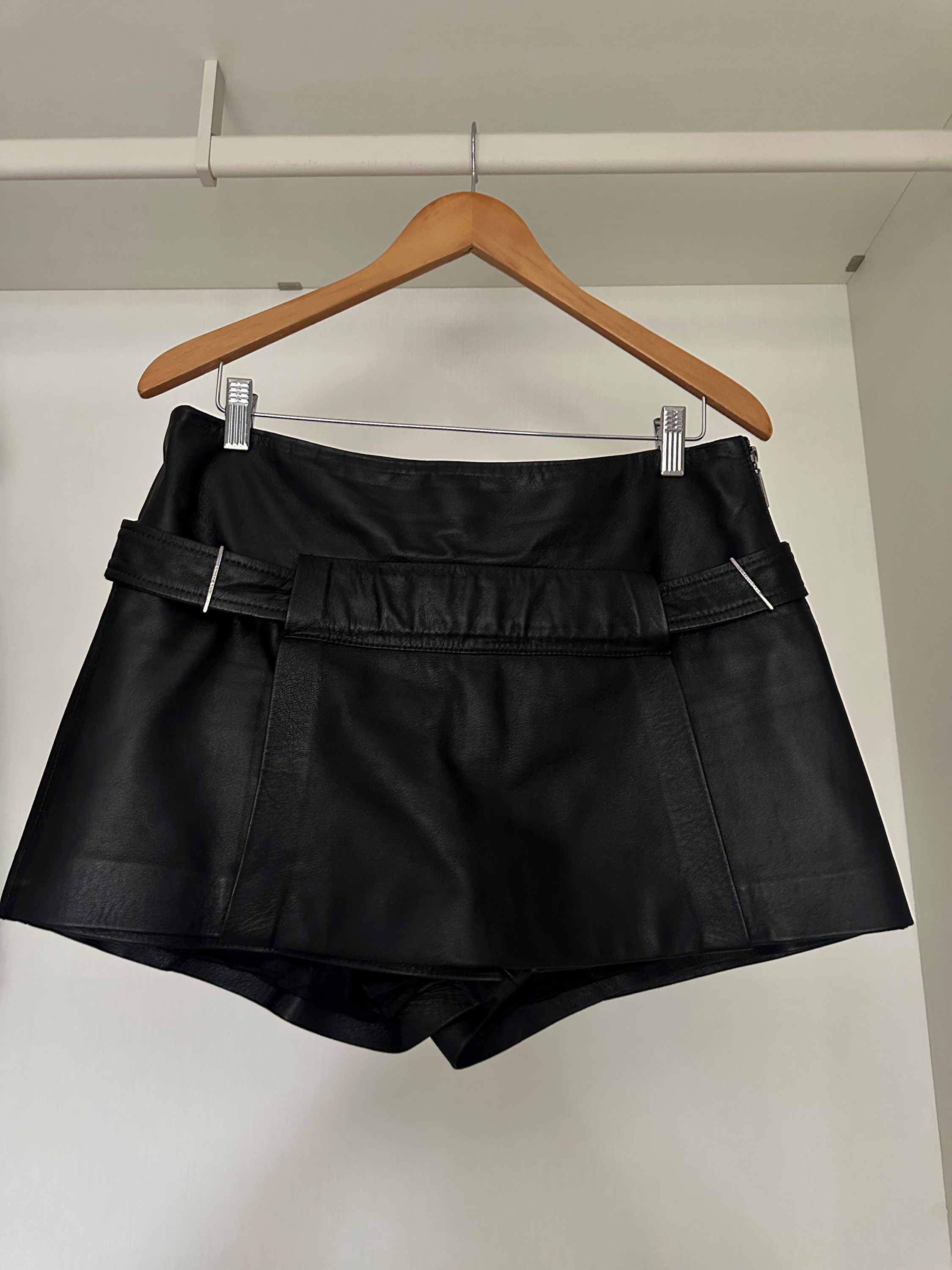 Shorts saia em couro preto Cris Barros