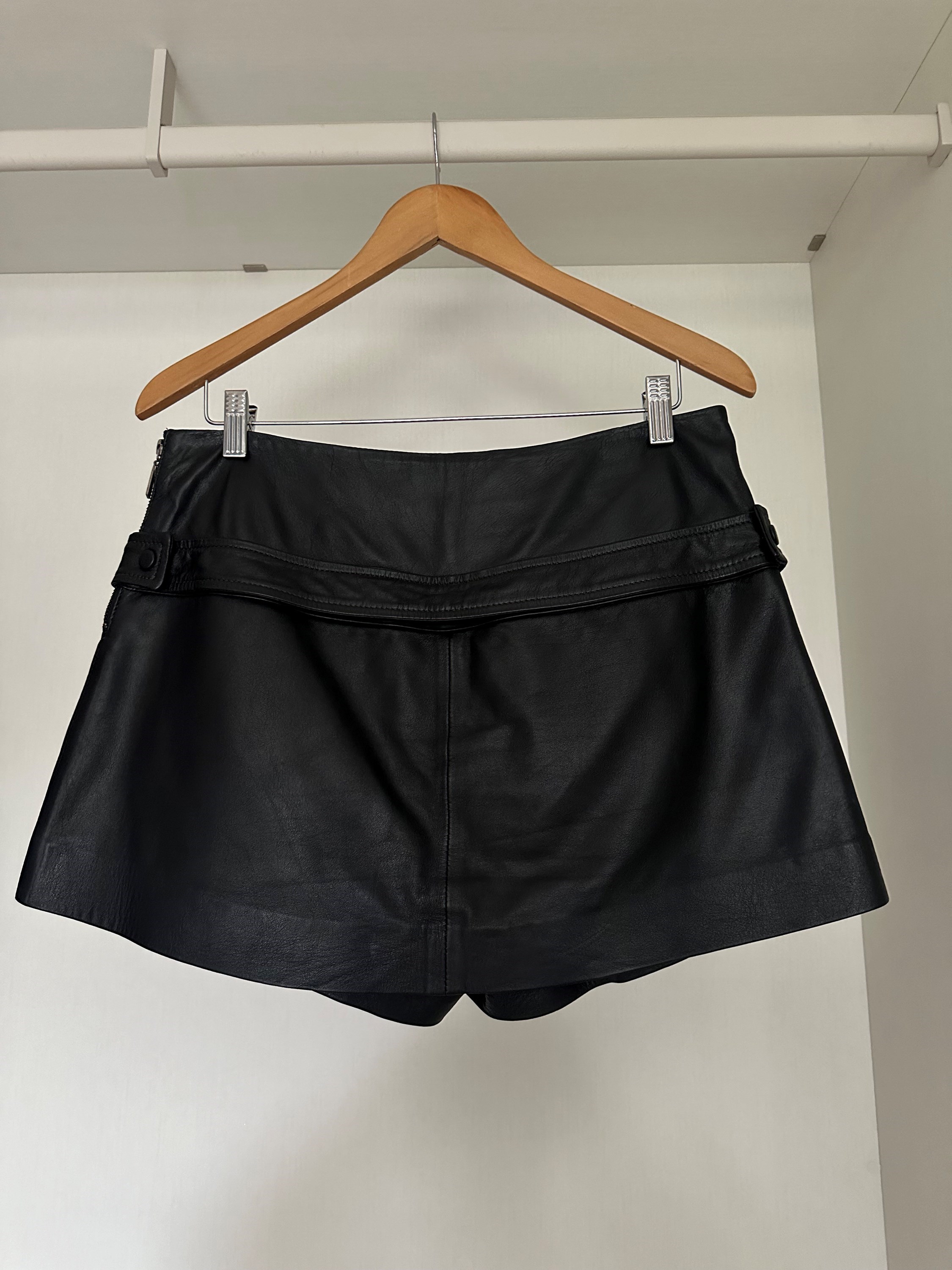 Shorts saia em couro preto Cris Barros